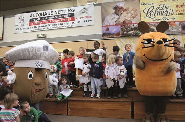 Bei der Bambini-Siegerehrung waren auch Lohni und die Maus mit von der Partie.