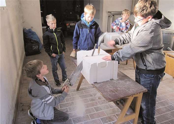 Bei der Bearbeitung des groben Materials war Teamarbeit gefragt.