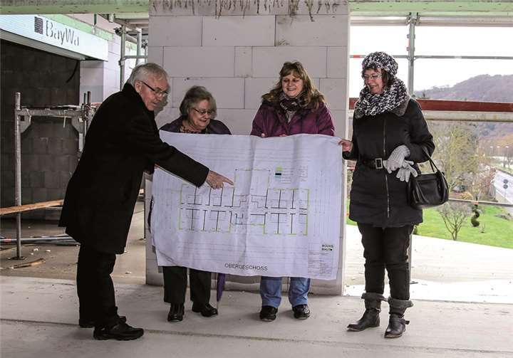 Bei der Begehung der Baustelle lieferte der Bauplan wichtige Information.