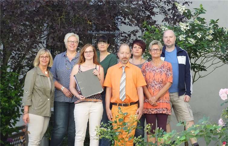 Bei der Begrüßung der neuen Auszubildenden: Klaudia Racke-Hackenbruch (Einrichtungsleiterin), Petra Beißel (Übergreifender Betreuungsdienst), Kelly Sabattini (Heilerziehungspflegeschülerin), Janine Schwall (Schülerbeauftragte), Alexander Pick (Vorsitzender Bewohnerbeirat), Astrid Klasen (stellvertretende Einrichtungsleiterin), Birgit Krechel (Mitarbeitervertretung), Marcel Perling (Praxisanleiter) (v.l.). Caritas Zentrum Mendig