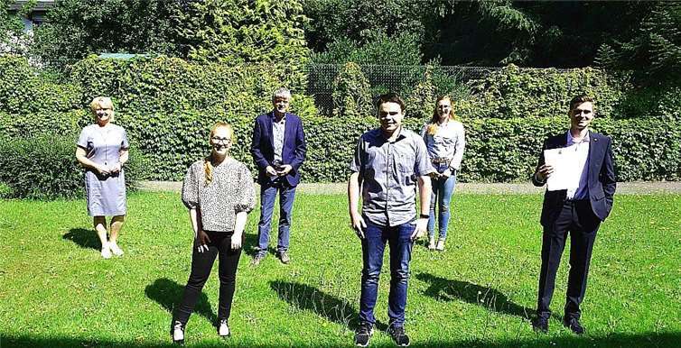 Bei der Begrüßung und Beglückwünschung: Personalratsvorsitzende Corina Zeits (v.l.), Lorena Fries, Bürgermeister Klaus Müller, Nils Schröder, Personalsachbearbeiterin Vanessa Salkowski, Marc Hülpüsch. Foto: privat