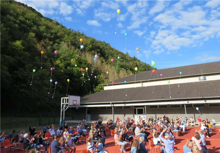 Bei der Begrüßungsfeier stiegen Luftballons in die Höhe.