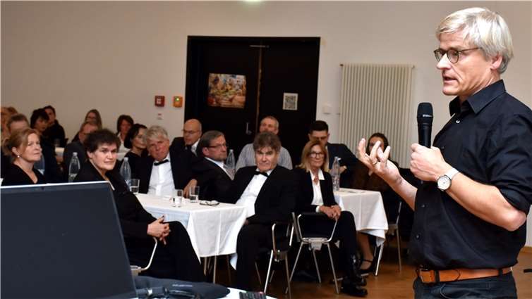 Bei der Benefizgala referierteDr. Tankred Stöbe über Ärzte ohne Grenzen. Fotos: HEP