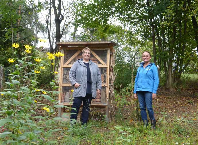 Bei der Beratung: Ortsvorsteherin von Kadenbach, Ute Kühchen (links) und die Bildungsreferentin des NABU Katharina Kindgen (rechts). Foto: privat