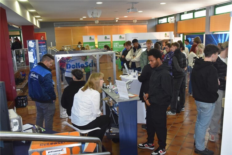 Bei der Berufsinformationsveranstaltung können Jugendliche bei rund 50 Ausstellern näheres über unterschiedlichde Berufe erfahren und erste Kontakte knüpfen.