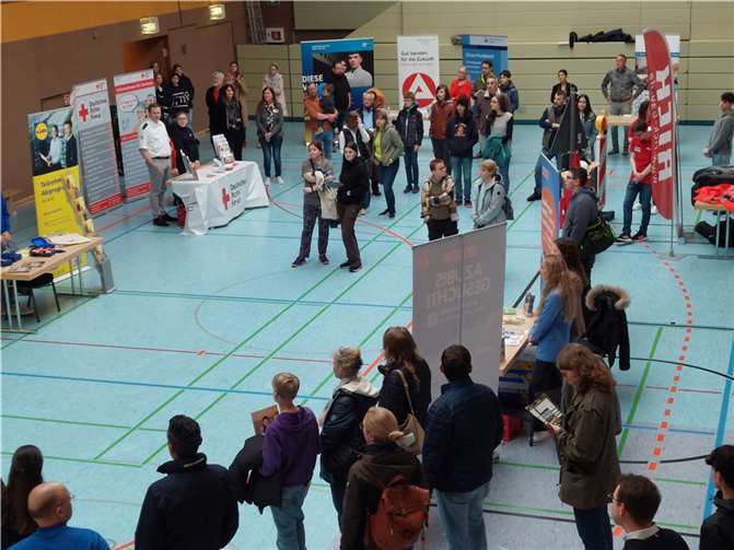 Bei der Berufsmesse in der Rheinhalle kamen zukünftige Arbeitnehmer mit zukünftigen Arbeitgebern ins Gespräch.  Foto: Gudrun Grandrath