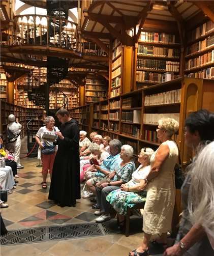 Bei der Besichtigung der Bibliothek.Foto: privat