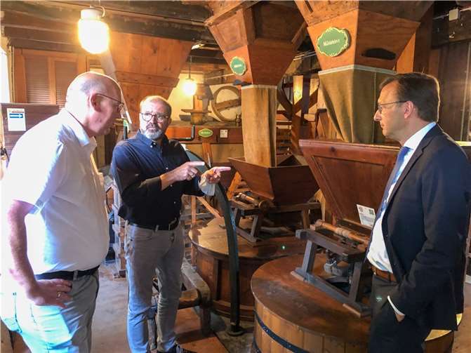 Bei der Besichtigung der Mühle: (von links) Sascha Schoblocher, Peter Moskopp und Josef Oster. Foto: privat