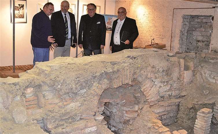 Bei der Besichtigung der Remagener Hypocausten: Kurt Kleemann (v.l.), Herbert Georgi, Walter Schumacher und Martin Tillmann.AB