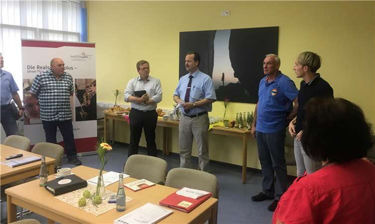 Bei der Besichtigung der kooperativen Realschule plus und Fachoberschule in Mendig standen besonders die Umsetzung eines Ganztagsschul-Konzeptes sowie die digitale Modernisierung des Schulalltags.