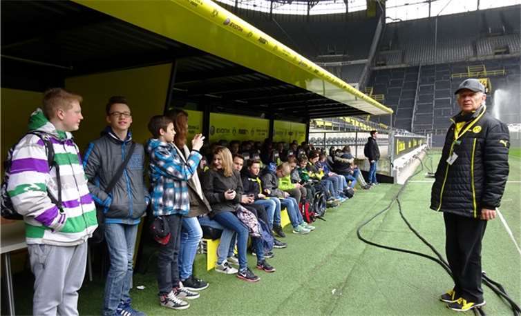 Bei der Besichtigung des Dortmunder Fußballstadions konnten die Teilnehmer auch den Blick von der Trainerbank auf das Spielfeld genießen. privat