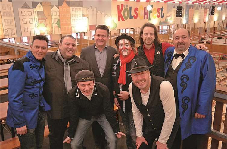 Bei der Besichtigung des KÖLSCHFEST-Zeltes: (v.li.) KÖLSCHFEST-Präsident Robert Greven, Winni Lombardo und Deddi Kaczmarczyk von Schäng, KÖLSCHFEST-Chef Konstantin Brovot, Peter Horn, Franz Martin Wilizil und Simon Bay von der Kölschfraktion sowie KÖLSCHFEST-Präsident Hans-Gert „Bärchen“ Sester. privat