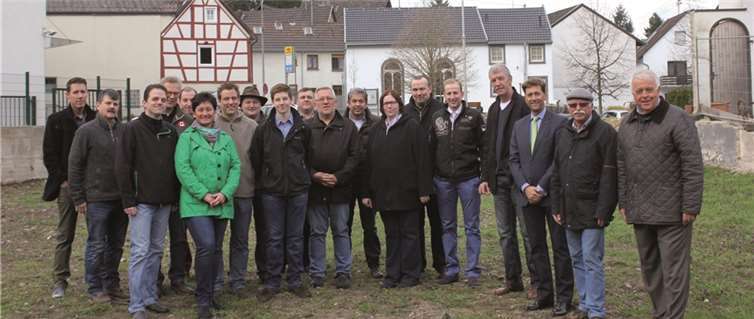 Bei der Besichtigung des Ortskerns: Florian Bröker, Ingo Stürmer, Björn Pfeif, Bernd Nonn, Jürgen und Petra Schneider, Christian Trapp, Andreas Schröder, Tobias Schneider, Hartmut Keuler, Gerd Krudewig, Markus Marino, Susanne Odenthal, Stefan Schiele, Gerd Loth, Bürgermeisterkandidat Rolf Hans, Verbandsgemeindebürgermeisterkandidat Detlef Odenkirchen, Ortsbürgermeister Richard Keuler und Landtagsabgeordneter Guido Ernst (v. l.). privat
