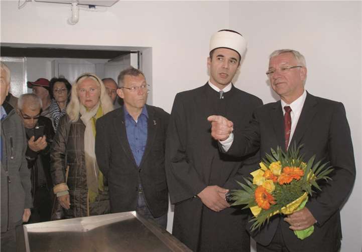 Bei der Besichtigung des Raumes für rituelle Waschungen bekam Oberbürgermeister Joachim Hofmann-Göttig einige Erklärungen von Asim ef.Jelovac, Islamische Gemeinschaft der Bosniaken Koblenz. (v.r.).