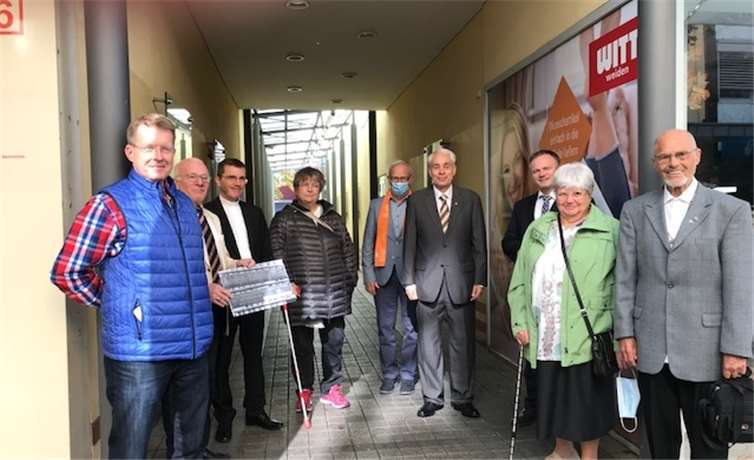 Bei der Besichtigung des ehemaligen Kolpinghauses: Christoph Menzenbach (v.li.), Werner Hammes, Ottmar Dillenburg, stellv. Vorsitzende Margot Zimmermann, Dr. Bernd Geisen, Siegbert Rathenow, Oberbürgermeister Jan Einig, Maria Höhnen und Bezirkspräses Lothar Spohr.Foto: privat