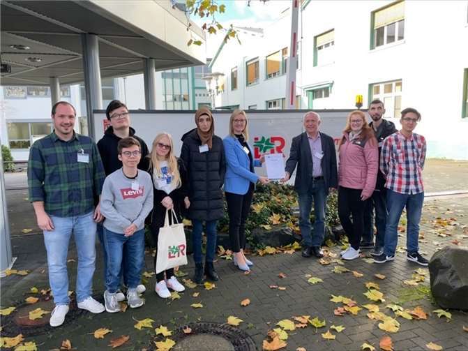 Bei der Besiegelung der Schulpatenschaft. Quelle: IHK-Regionalgeschäftsstelle Neuwied