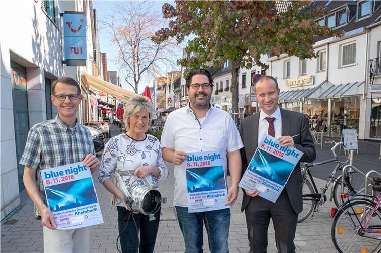 Bei der „Blue Night“ am 8. November soll die Rheinbacher Innenstadt von 16 bis 22 Uhr in blauem Licht erstrahlen. Darauf freuen sich schon jetzt die Gewerbevereins-Vorstandsmitglieder (von links) Gerhard Brandt, Ruth Gelbe, Oliver Wolf und Peter Bürvenich. Foto: JOST