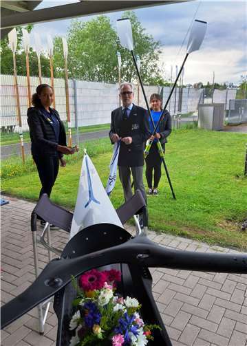 Bei der Bootstaufe: Natalie Weber (li.) mit Rhenanen-Präsident Lutz Itschert. Foto: privat