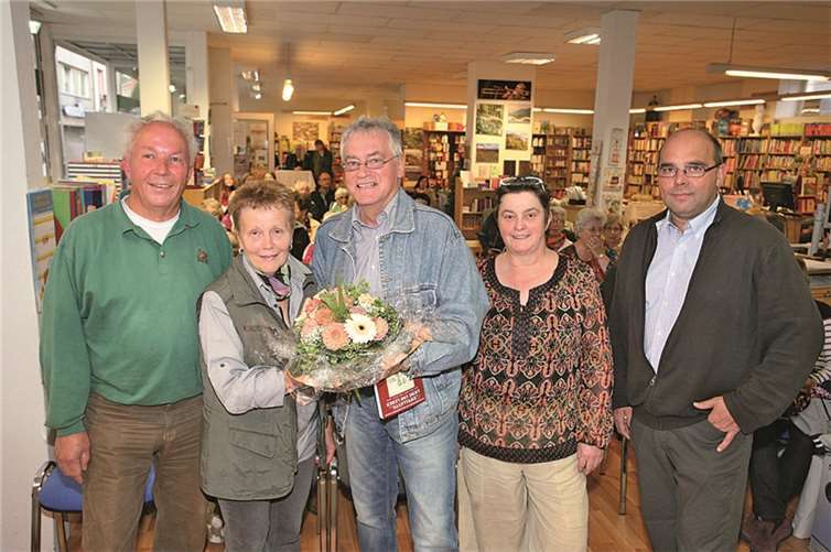 Bei der Buchpräsentation in der Mayener Bücherstube: Willi (v. l.) und Käthi Brück, Josef Brodam als Geschäftsführer der Lebenshilfe, Beate Härig von der gastgebenden Bücherstube und Harald Hollmann von der Lebenshilfe. WE