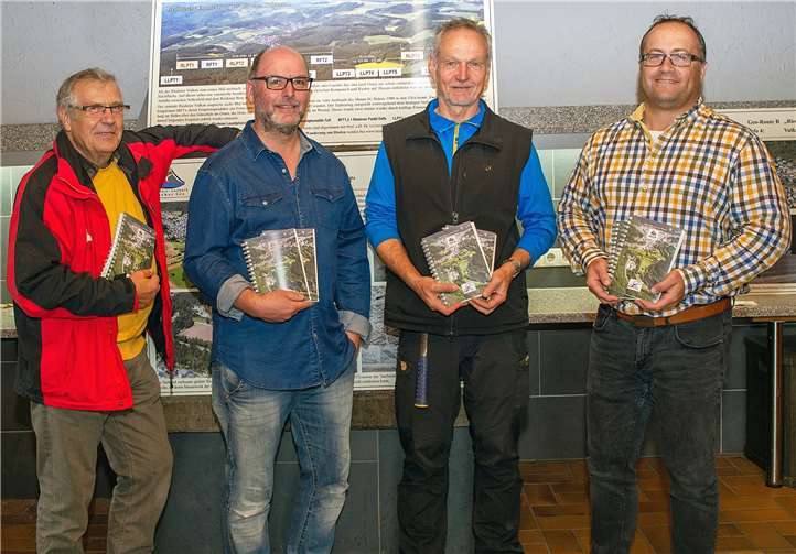 Bei der Buchvorstellung: Walter Müller (v.li.n.re.), Ortsbürgermeister Andreas Doll, Prof. Dr. Lothar Viereck und Beigeordneter Jochen Marx Harald Haberscheidt