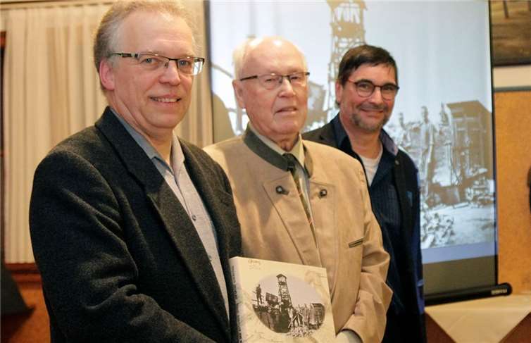Bei der Buchvorstellung in Mutscheid, v.l.n.r. Dr. Volker Reppke, Friedrich Knauer und Andreas Schmickler. Die Autoren freuten sich über die etwa 60 erschienenen Gäste. privat