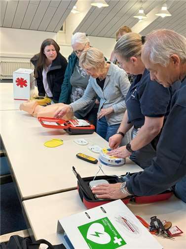 Bei der Bürgerschulung machten sich die Anwesenden mit der einfachen Anwendung eines AED bei Herznotfällen vertraut. Fotos: Reiner Friedsam