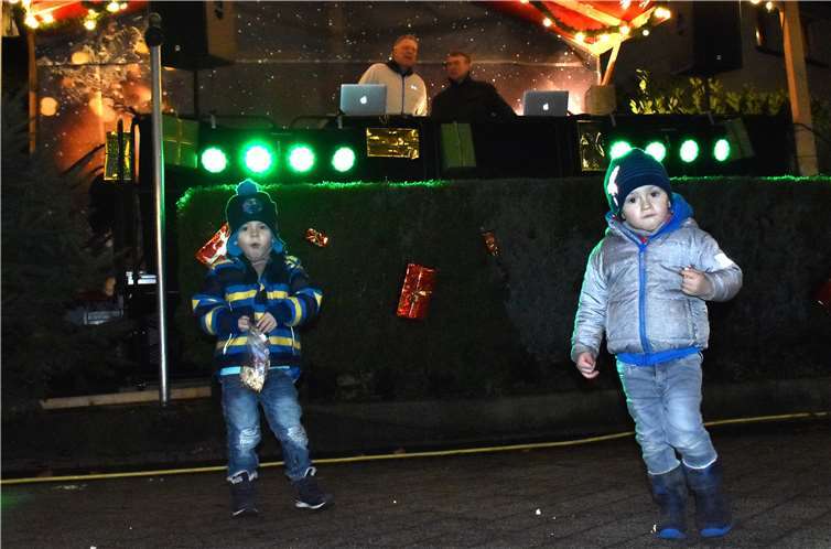 Bei der Christkindchen Party mit DJ Tim waren Kinder die ersten Tänzer.