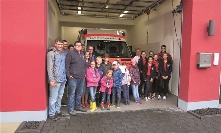 Bei der DRK-Rettungswache in Niederzissen kamen alle für ein gemeinsames Foto zusammen. privat