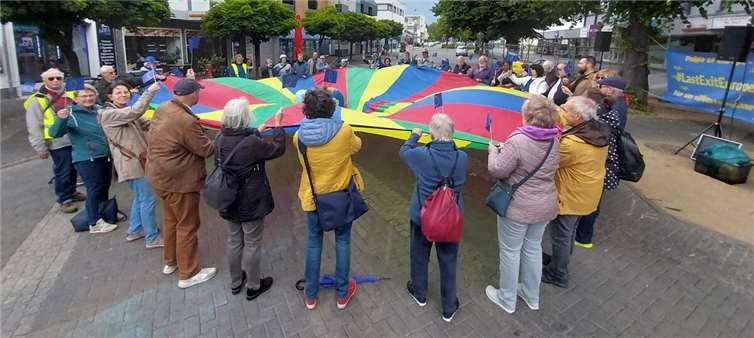 Bei der Demonstration diente ein buntes Schwungtuch als Symbol für die Europäische Gemeinschaft. Foto: privat