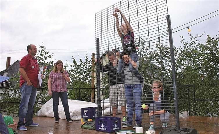 Bei der Dorfolympiade kämpften die Stadtsoldaten Niederlützingen und das Team der Tanzgruppe Lützinck gegeneinander.-RÜ-