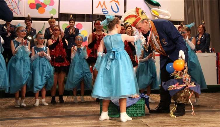 Bei der EKG wird Jugendarbeit „groß geschrieben“ – Ex-Prinz Hotte bedankt sich persönlich beim Nachwuchs.