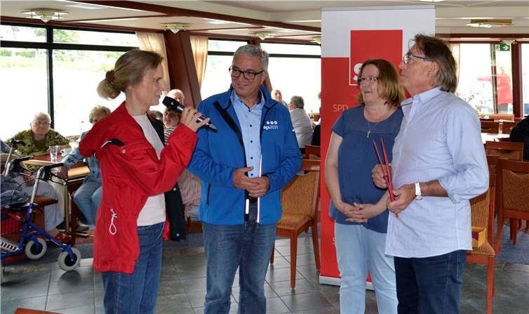 Bei der Ehrung: MdL Dr. Anna Köbberling (v.li.n.re.), SPD Parteivorsitzender Innenminister Roger Lewentz, SPD Ortsvereinsvorsitzende Ratsmitglied Marion Mühlbauer und Norbert Mindermann. privat