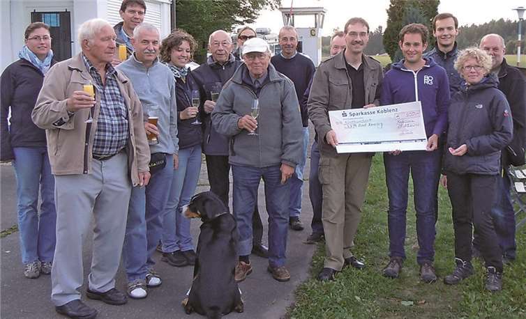 Bei der Ehrung auf dem Segelflugplatz Mönchsheide: Ansgar Nett freut sich über die Auszeichnung. privat