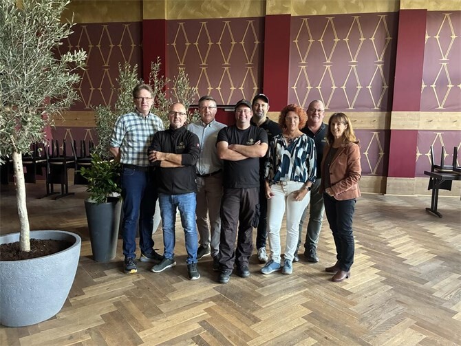 Bei der Ehrung der Jubilare der Dagernova Ahr Winzer eG (von links): Jörg Röcker (15 Jahre), Markus Maldener (35 Jahre), Frank Weingartz (25 Jahre), Stefan Grisotto (25 Jahre, stellvertretender Kellermeister und Betriebsratsmitglied), Vorstand Dirk Wollersheim, Betriebsratsmitglied Ulrike Peters, Betriebsratsmitglied Gregor Kriechel und Vorstandsvorsitzende Heike Holzapfel.  Foto: Dagernova
