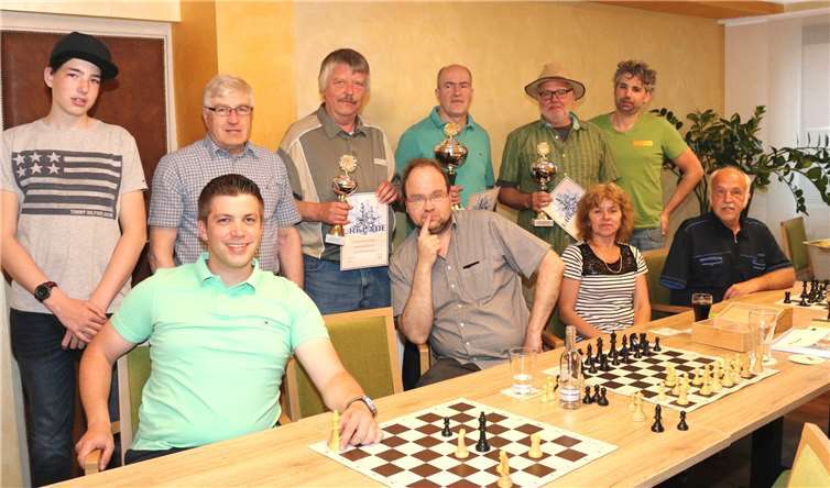 Bei der Ehrung der Vereinsmeister mit dabei (hinten v.l.) Fabian Kutzner, Manfred Nett, Werner Fleischhauer, Erwin See, Wolfgang Kutzner und Mike Kutzner sowie (vorne v.l.) Mathias Koslowski, Arno Hartmann, Beata Dedenbach und Richard Budzynski. Hans-Josef Schneider (k-hjsschach)