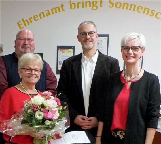 Bei der Ehrung im Altenzentrum St. Johannes: Inge Münstermann mit Volker Schröter, Oliver Winter und Heike Becker (von links). Privat