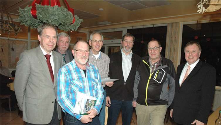 Bei der Ehrung (v.l.): Bürgermeister Achim Haag, Geschäftsführer Bert Bertram, Manfred Axer, Anton Herbert Bauerfeind, Bezirkswegewart Werner Schäfer, Vorsitzender Eifelverein Ortsgruppe Dernau Franz Josef Bertram, Landrat Dr. Jürgen Pföhler. UM