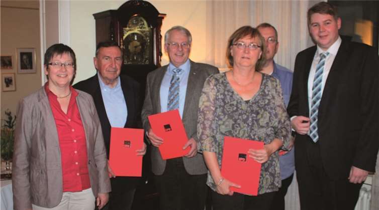 Bei der Ehrung (v.l.): Bürgermeisterkandidatin Gisela Hein, Wilfried Matanovic, Fraktionsvorsitzender Joachim Euler, Sabine Fleck, Wolfram Piorr, Ortsvereinsvorsitzender Tobias Leuning. privat