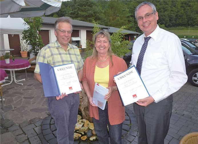 Bei der Ehrung (v.l.): Dr. Volker Reppke, Erika Rebatschek, Volker Weiß. privat