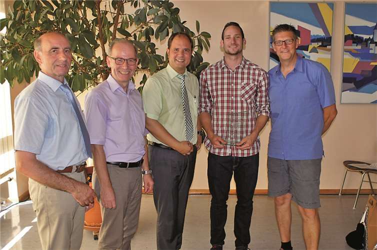 Bei der Ehrung (v.l.): Kreisbeigeordneter Rudi Zenz, VG-Bürgermeister Georg Hollmann, Ortsbürgermeister Marco Seidl, Zehnkämpfer Kai Kazmirek und Trainer Jörg Roos. GH