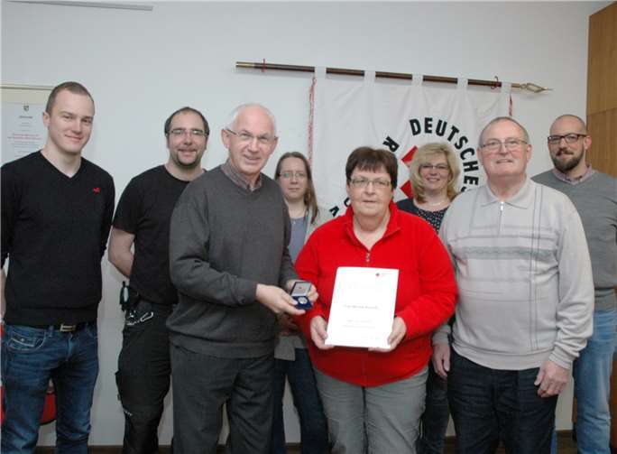 Bei der Ehrung: v.li. hinten Marc Münch, Michael Werner, Sabine Rekate, Heidi Arenz,Dr. Martin Schiffarth vorne v.li. Vorsitzender Hermann-Josef Romes,Schatzmeisterin Renate Schmitt, stellvertretender Vorsitzender Josef Krebsbach. Foto: -UM-
