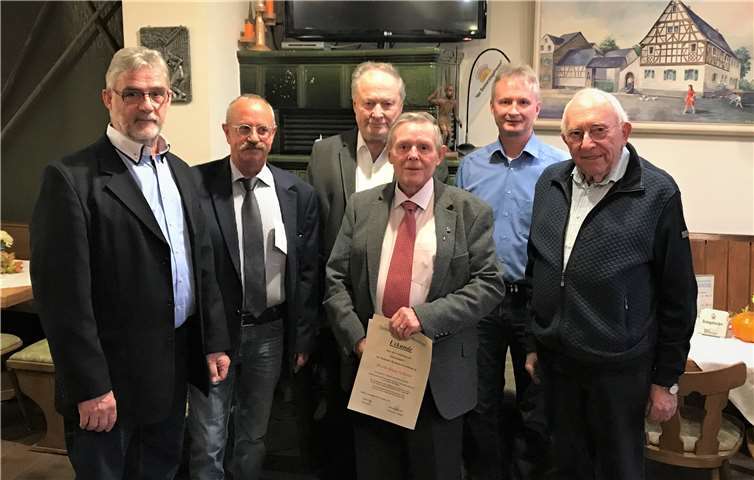 Bei der Ehrung (v.li.n.re.): Herbert Dott, Ortsvorsteher, Hermann-Josef Bretz, Ortsringvorsitzender, Otto Galla, Spender des Ehrensiegel, Klaus Scherer, Jubilar, Frank Schuth, Vorsitzender Bürgerverein und Hans-Klaus Daumen, Spender des Ehrensiegel. Foto: privat
