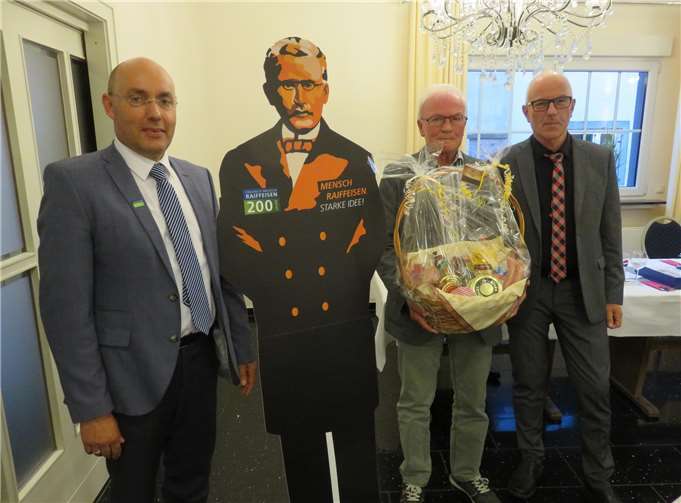 Bei der Ehrung (v.li.n.re.): Vorstand Bruno Becker, Jubilar Dieter Mehlem, Vorstand Udo Link eingerahmt in Friedrich Wilhelm Raiffeisen. privat