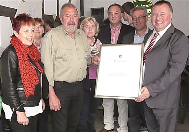 Bei der Ehrung (v.l.n.r.): Ingrid Näkel-Surges, Hermann Schmitt, Gabriele Hermann-Lersch, Bernd Weidenbach, Hans Dieter Felten, Dr. Jürgen Pföhler.