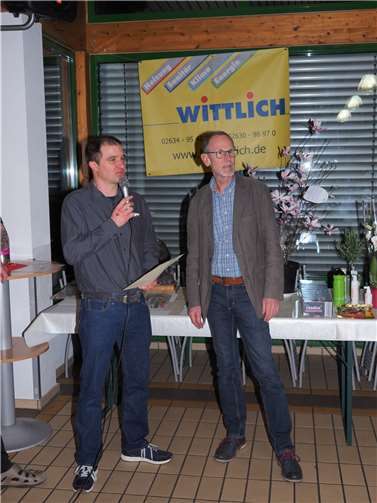 Bei der Ehrung von Peter Ringel durch Thomas Höfer (li.).