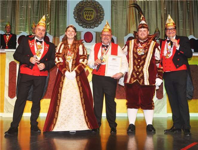 Bei der Ehrung (v.r.) KG Boss HaRo Müller, Prinz „Lars I.“, der Geehrte Sitzungspräsident, Martin Winninger, Prinzessin „Sarah I.“ und der KG Geschäftsführer Marco Günter.  Foto: BS