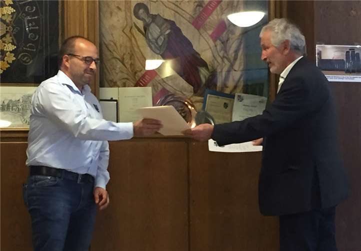 Bei der Einführung des neuen Wehrführers wurden Urkunden übergeben.