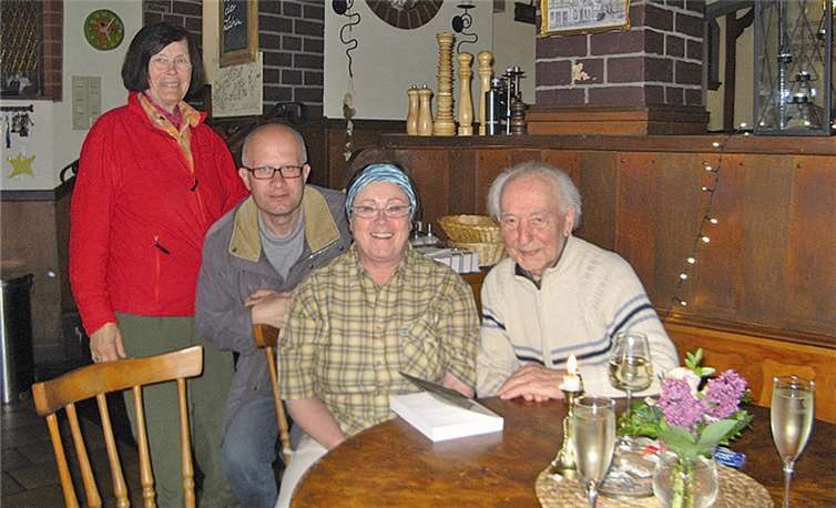 Bei der Einkehr in Dausenau kam man mit dem Autor Matthias Barthen ins Gespräch. privat