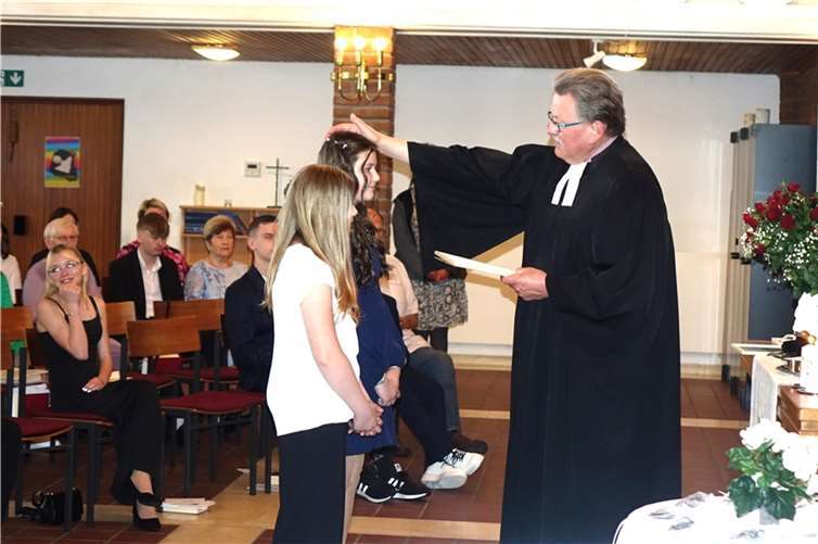 Sechs junge Menschen wurden in die evangelische Kirchengemeinde Weißenthurm aufgenommen Bei der Einsegnung.