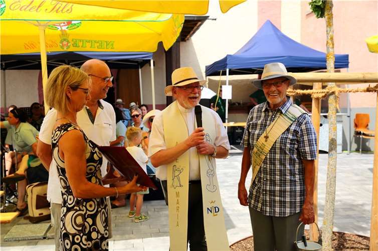 Dreifache Feierlichkeit: Jubiläum, Einsegnung und Ehrentag Bei der Einsegnung des Kirchenvorplatzes.